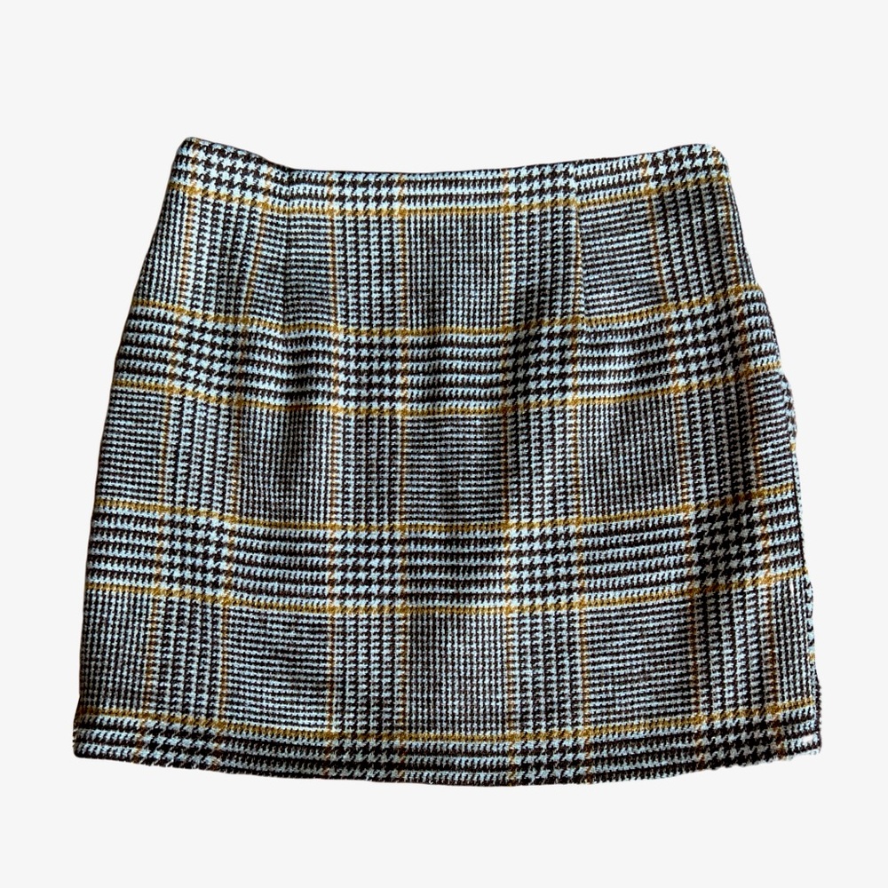 Form fitting plaid skirt with side zipper. Size XS